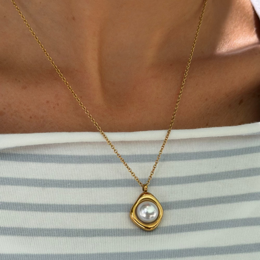 Pretty Pearl Aura Necklace